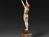 An ivory art deco sculpture of an oriental dancer on an onyx base, interwar period, total h 35 cm - ivory h 26 cm - total weight 1131g (+) - afbeelding 9 van  14