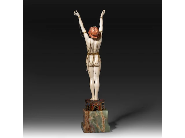 An ivory art deco sculpture of an oriental dancer on an onyx base, interwar period, total h 35 cm - ivory h 26 cm - total weight 1131g (+) - afbeelding 10 van  14