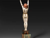 An ivory art deco sculpture of an oriental dancer on an onyx base, interwar period, total h 35 cm - ivory h 26 cm - total weight 1131g (+) - afbeelding 10 van  14
