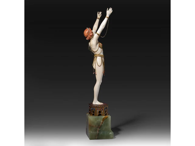 An ivory art deco sculpture of an oriental dancer on an onyx base, interwar period, total h 35 cm - ivory h 26 cm - total weight 1131g (+) - afbeelding 11 van  14