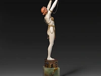 An ivory art deco sculpture of an oriental dancer on an onyx base, interwar period, total h 35 cm - ivory h 26 cm - total weight 1131g (+) - afbeelding 11 van  14
