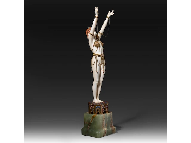 An ivory art deco sculpture of an oriental dancer on an onyx base, interwar period, total h 35 cm - ivory h 26 cm - total weight 1131g (+) - afbeelding 12 van  14