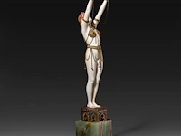 An ivory art deco sculpture of an oriental dancer on an onyx base, interwar period, total h 35 cm - ivory h 26 cm - total weight 1131g (+) - afbeelding 12 van  14