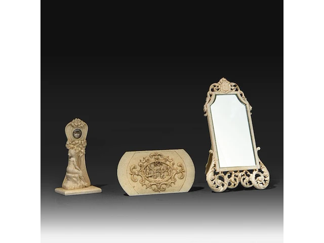 An ivory art nouveau mirror and ditto picture frame, added; an ivory plaque depicting dancing figures in the style of teniers, end of the 19thc, h 20 cm / h 13 cm / h 7,6 cm (+) - afbeelding 2 van  4