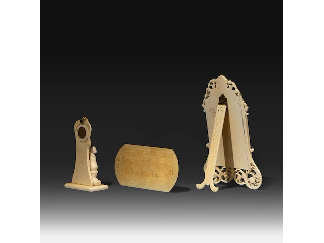 An ivory art nouveau mirror and ditto picture frame, added; an ivory plaque depicting dancing figures in the style of teniers, end of the 19thc, h 20 cm / h 13 cm / h 7,6 cm (+) - afbeelding 4 van  4
