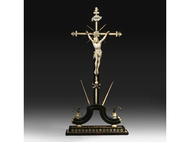 An ivory corpus christi mounted on an ornamental wooden cross with ivory and bone inlay, 19thc, h 27,5 cm (+) - afbeelding 1 van  6