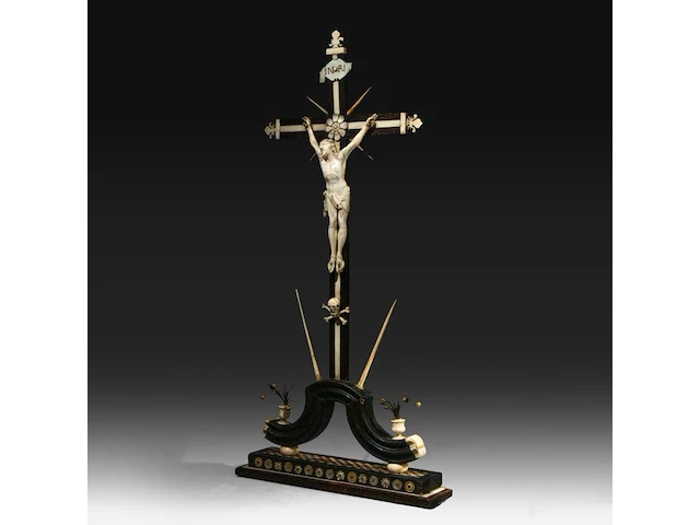 An ivory corpus christi mounted on an ornamental wooden cross with ivory and bone inlay, 19thc, h 27,5 cm (+) - afbeelding 2 van  6