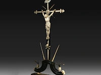 An ivory corpus christi mounted on an ornamental wooden cross with ivory and bone inlay, 19thc, h 27,5 cm (+) - afbeelding 2 van  6