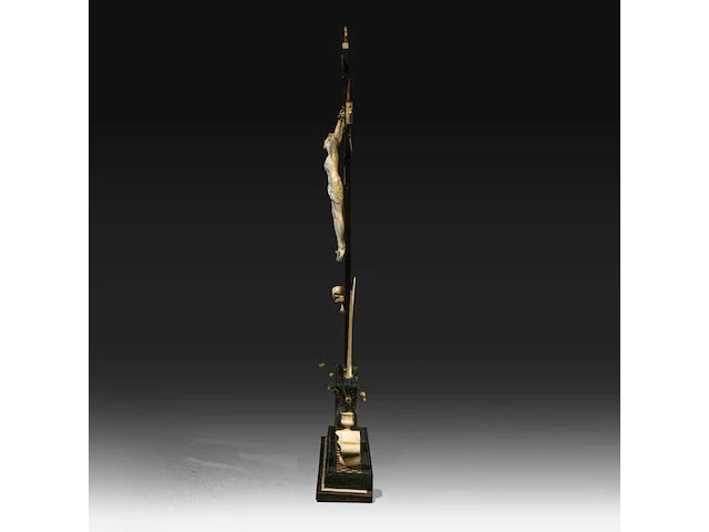 An ivory corpus christi mounted on an ornamental wooden cross with ivory and bone inlay, 19thc, h 27,5 cm (+) - afbeelding 3 van  6