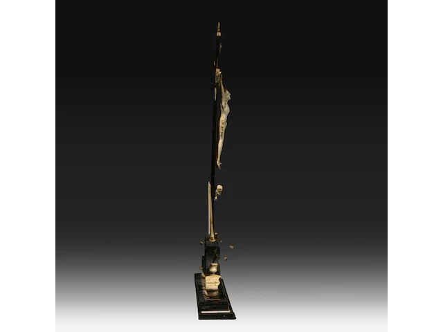 An ivory corpus christi mounted on an ornamental wooden cross with ivory and bone inlay, 19thc, h 27,5 cm (+) - afbeelding 5 van  6