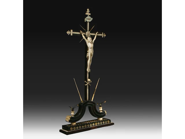 An ivory corpus christi mounted on an ornamental wooden cross with ivory and bone inlay, 19thc, h 27,5 cm (+) - afbeelding 6 van  6