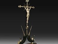 An ivory corpus christi mounted on an ornamental wooden cross with ivory and bone inlay, 19thc, h 27,5 cm (+) - afbeelding 6 van  6
