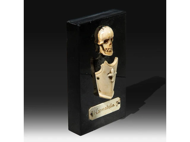 An ivory memento mori sculpture of a skull and armour with a nameplate '21 cromatella j.', 19thc, fixed on a stone plaque, h 14 cm - w 8 cm (+) - afbeelding 2 van  3