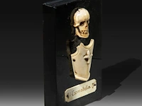 An ivory memento mori sculpture of a skull and armour with a nameplate '21 cromatella j.', 19thc, fixed on a stone plaque, h 14 cm - w 8 cm (+) - afbeelding 2 van  3