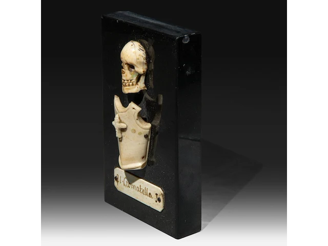 An ivory memento mori sculpture of a skull and armour with a nameplate '21 cromatella j.', 19thc, fixed on a stone plaque, h 14 cm - w 8 cm (+) - afbeelding 3 van  3