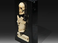 An ivory memento mori sculpture of a skull and armour with a nameplate '21 cromatella j.', 19thc, fixed on a stone plaque, h 14 cm - w 8 cm (+) - afbeelding 3 van  3