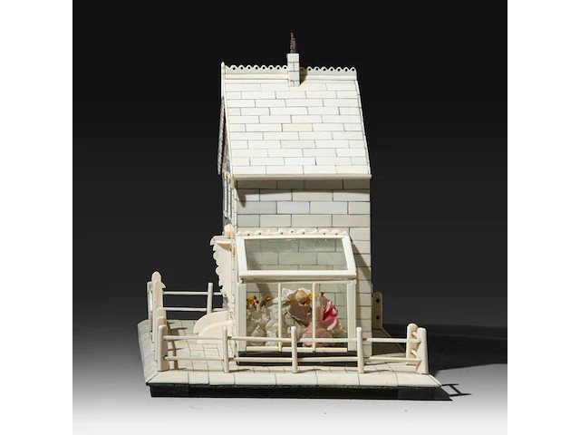 An ivory miniature model of a house, 19thc, h 25 cm - w 29,5 cm - d 21 cm (+) - afbeelding 3 van  6