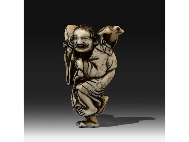 An ivory netsuke of gama sennin holding a peach branch, his three-legged toad on his shoulder, signed yoshinaga, edo period (late 18thc), h 6,5 cm - w 4 cm - d 2,5 cm - weight 32g (+) - afbeelding 1 van  8