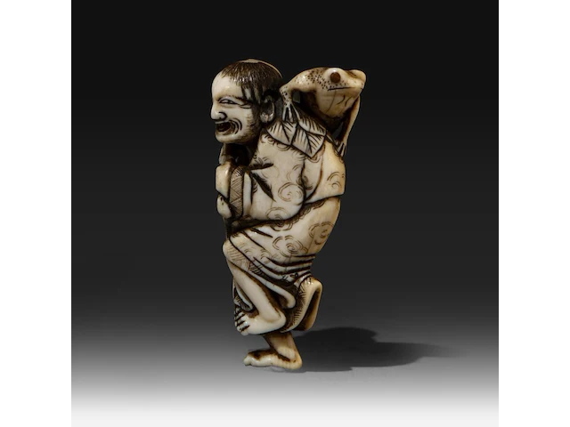 An ivory netsuke of gama sennin holding a peach branch, his three-legged toad on his shoulder, signed yoshinaga, edo period (late 18thc), h 6,5 cm - w 4 cm - d 2,5 cm - weight 32g (+) - afbeelding 2 van  8