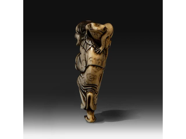 An ivory netsuke of gama sennin holding a peach branch, his three-legged toad on his shoulder, signed yoshinaga, edo period (late 18thc), h 6,5 cm - w 4 cm - d 2,5 cm - weight 32g (+) - afbeelding 3 van  8