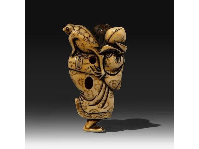 An ivory netsuke of gama sennin holding a peach branch, his three-legged toad on his shoulder, signed yoshinaga, edo period (late 18thc), h 6,5 cm - w 4 cm - d 2,5 cm - weight 32g (+) - afbeelding 4 van  8