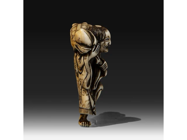 An ivory netsuke of gama sennin holding a peach branch, his three-legged toad on his shoulder, signed yoshinaga, edo period (late 18thc), h 6,5 cm - w 4 cm - d 2,5 cm - weight 32g (+) - afbeelding 5 van  8