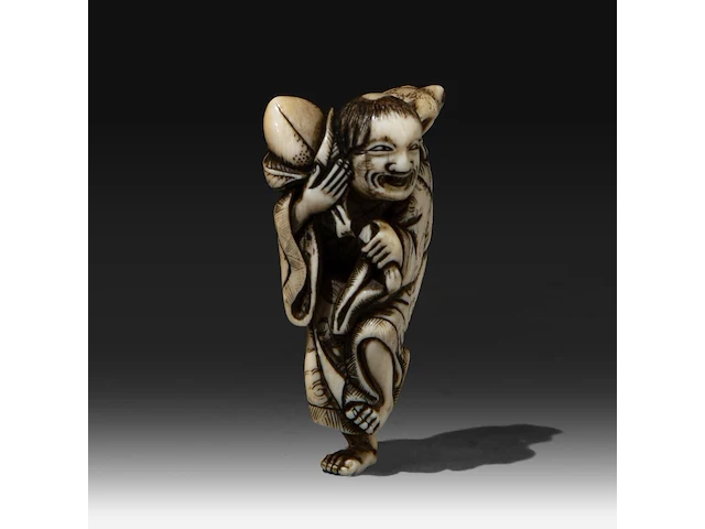 An ivory netsuke of gama sennin holding a peach branch, his three-legged toad on his shoulder, signed yoshinaga, edo period (late 18thc), h 6,5 cm - w 4 cm - d 2,5 cm - weight 32g (+) - afbeelding 6 van  8