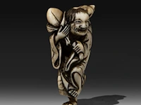 An ivory netsuke of gama sennin holding a peach branch, his three-legged toad on his shoulder, signed yoshinaga, edo period (late 18thc), h 6,5 cm - w 4 cm - d 2,5 cm - weight 32g (+) - afbeelding 6 van  8