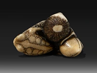 An ivory netsuke of gama sennin holding a peach branch, his three-legged toad on his shoulder, signed yoshinaga, edo period (late 18thc), h 6,5 cm - w 4 cm - d 2,5 cm - weight 32g (+) - afbeelding 7 van  8