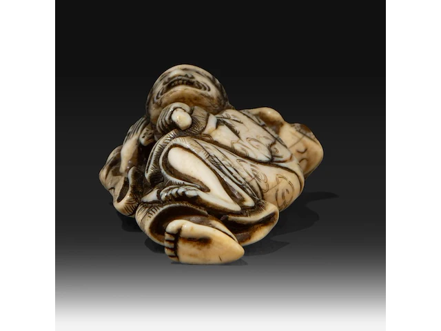An ivory netsuke of gama sennin holding a peach branch, his three-legged toad on his shoulder, signed yoshinaga, edo period (late 18thc), h 6,5 cm - w 4 cm - d 2,5 cm - weight 32g (+) - afbeelding 8 van  8