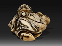 An ivory netsuke of gama sennin holding a peach branch, his three-legged toad on his shoulder, signed yoshinaga, edo period (late 18thc), h 6,5 cm - w 4 cm - d 2,5 cm - weight 32g (+) - afbeelding 8 van  8
