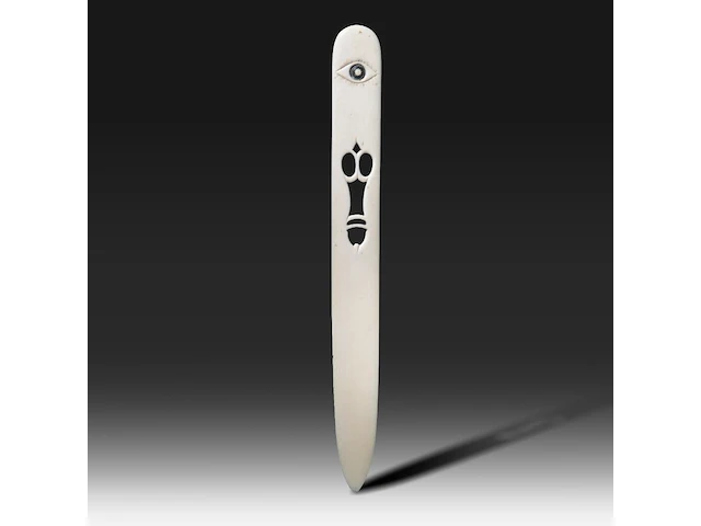 An ivory paper folder with a cut-out design of male genitalia, late 19thc/early 20thc, h 33 cm - w 3,5 cm - 65g (+) - afbeelding 1 van  6
