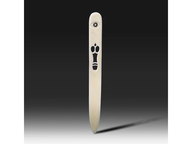 An ivory paper folder with a cut-out design of male genitalia, late 19thc/early 20thc, h 33 cm - w 3,5 cm - 65g (+) - afbeelding 2 van  6