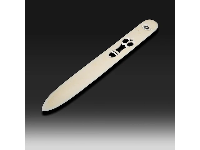 An ivory paper folder with a cut-out design of male genitalia, late 19thc/early 20thc, h 33 cm - w 3,5 cm - 65g (+) - afbeelding 3 van  6