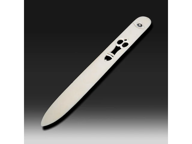 An ivory paper folder with a cut-out design of male genitalia, late 19thc/early 20thc, h 33 cm - w 3,5 cm - 65g (+) - afbeelding 4 van  6
