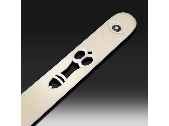 An ivory paper folder with a cut-out design of male genitalia, late 19thc/early 20thc, h 33 cm - w 3,5 cm - 65g (+) - afbeelding 5 van  6
