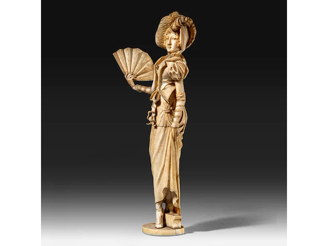 An ivory sculpture of a fine lady with a fan, dieppe, 19thc, h 28 cm - 541g (+) - afbeelding 1 van  7