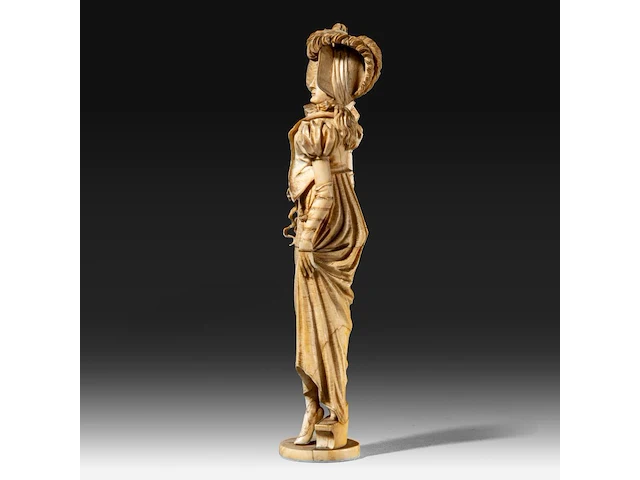 An ivory sculpture of a fine lady with a fan, dieppe, 19thc, h 28 cm - 541g (+) - afbeelding 2 van  7