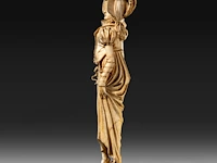 An ivory sculpture of a fine lady with a fan, dieppe, 19thc, h 28 cm - 541g (+) - afbeelding 2 van  7