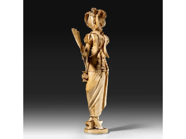 An ivory sculpture of a fine lady with a fan, dieppe, 19thc, h 28 cm - 541g (+) - afbeelding 3 van  7