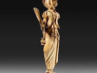 An ivory sculpture of a fine lady with a fan, dieppe, 19thc, h 28 cm - 541g (+) - afbeelding 3 van  7