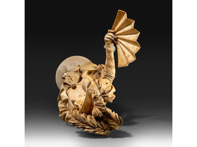 An ivory sculpture of a fine lady with a fan, dieppe, 19thc, h 28 cm - 541g (+) - afbeelding 4 van  7