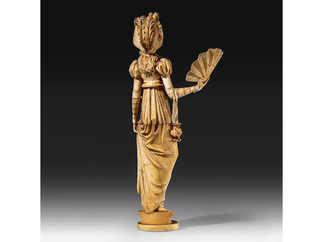 An ivory sculpture of a fine lady with a fan, dieppe, 19thc, h 28 cm - 541g (+) - afbeelding 5 van  7
