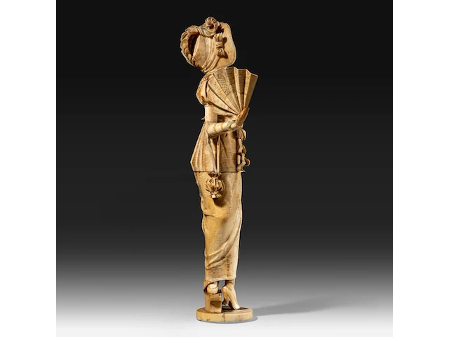 An ivory sculpture of a fine lady with a fan, dieppe, 19thc, h 28 cm - 541g (+) - afbeelding 6 van  7