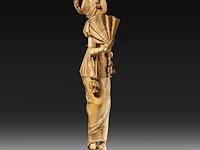 An ivory sculpture of a fine lady with a fan, dieppe, 19thc, h 28 cm - 541g (+) - afbeelding 6 van  7