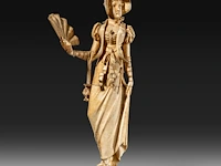 An ivory sculpture of a fine lady with a fan, dieppe, 19thc, h 28 cm - 541g (+) - afbeelding 7 van  7
