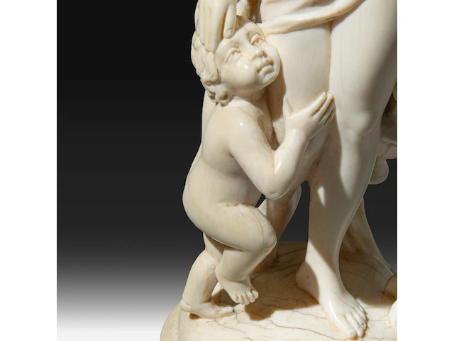 An ivory sculpture of venus carrying a jug, accompanied by cupid, french, 19thc, h 22 cm (+) - afbeelding 2 van  10