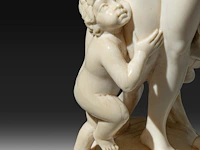 An ivory sculpture of venus carrying a jug, accompanied by cupid, french, 19thc, h 22 cm (+) - afbeelding 2 van  10