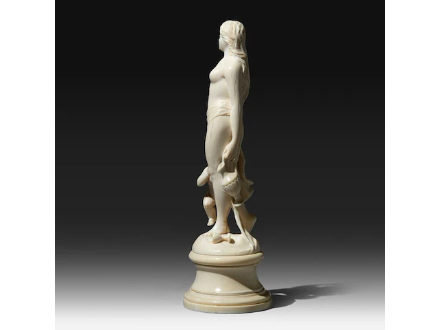 An ivory sculpture of venus carrying a jug, accompanied by cupid, french, 19thc, h 22 cm (+) - afbeelding 4 van  10