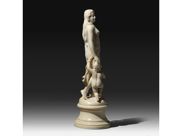 An ivory sculpture of venus carrying a jug, accompanied by cupid, french, 19thc, h 22 cm (+) - afbeelding 6 van  10